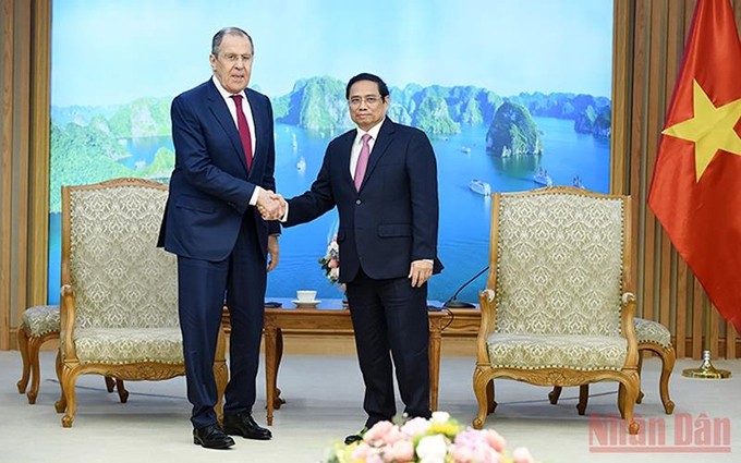 El primer ministro de Vietnam, Pham Minh Chinh, recibe al ministro de Asuntos Exteriores de Rusia, Sergey Lavrov.  (Fotografía: VNA) 