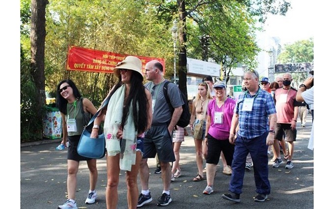 Visitantes extranjeros en Ciudad Ho Chi Minh aumentan en la primera mitad de 2022. (Fotografía: baochinhphu.vn)