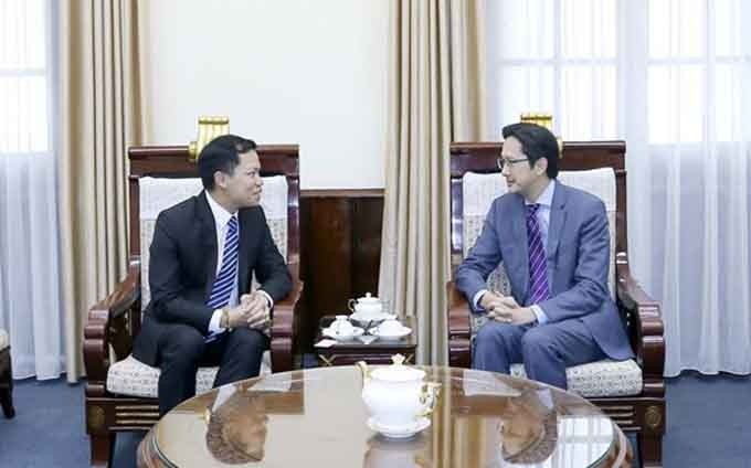 Do Viet Hung, asistente del ministro de Relaciones Exteriores de Vietnam, recibe a Anoulak Kittikhoun, director ejecutivo de la Secretaría de la Comisión del Río Mekong (MRC).(Fotografía: baoquocte.vn)