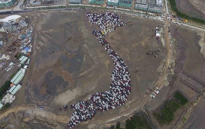 Autos en forma de mapa de Vietnam establecen récord. (Fotografía: VNA) 