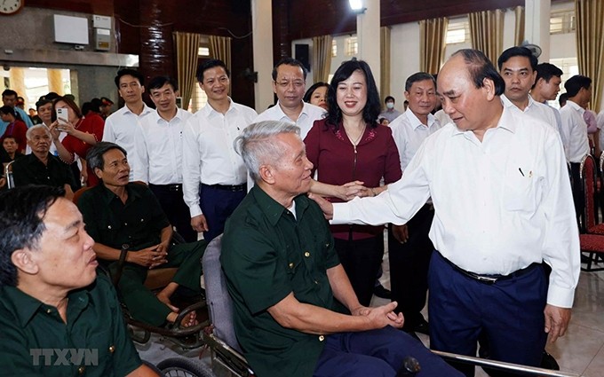 El presidente Nguyen Xuan Phuc visita a inválidos de guerra y mártires en la provincia de Bac Ninh. (Fotografía: VNA)