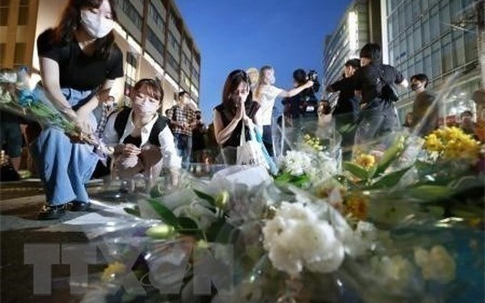 La gente deposita flores en memoria del exprimer ministro Abe Shinzo en Nara, Japón. (Fotografía: VNA) 