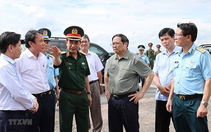 El primer ministro de Vietnam, Pham Minh Chinh, visita el Aeropuerto Internacional de Tan Son Nhat. (Fotografía: VNA)