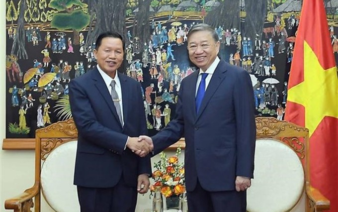 El ministro de Seguridad Pública de Vietnam, To Lam (derecha), y el viceministro de Seguridad Pública de Laos, Vanthong Kongmany. (Fotografía: VNA)