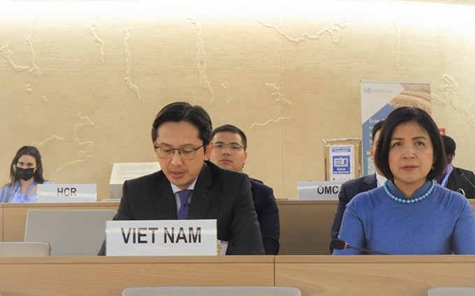 La delegación vietnamita en la sesión. (Fotografía: Ministerio de Relaciones Exteriores de Vietnam)