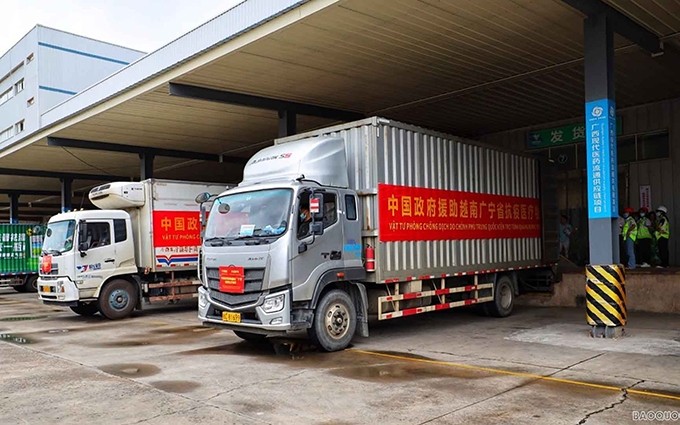 Vehículo con equipos sanitarios donados por el gobierno de la Región Autónoma china de Zhuang de Guangxi a Vietnam. (Fotografía: baoquocte.vn)