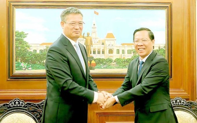 Phan Van Mai, subsecretario permanente del Comité partidista y presidente del Comité Popular de Ciudad Ho Chi Minh recibe a Wei Huaxiang, nuevo cónsul general de China en la metrópoli. (Fotografía: sggp.org.vn)