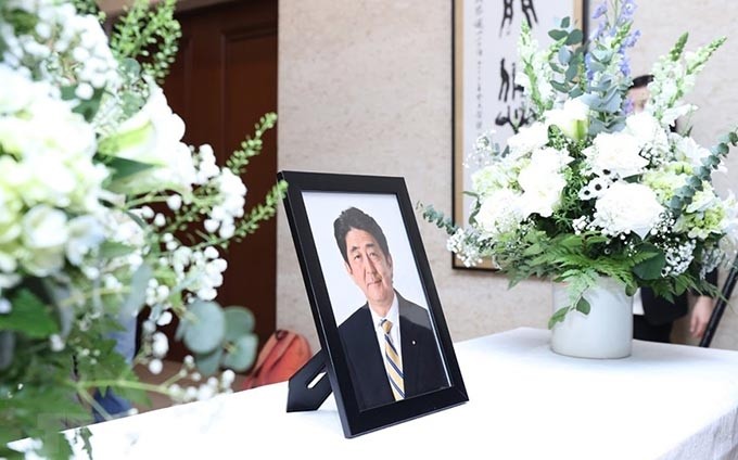 La Embajada de Japón en Vietnam abrió el libro de condolencias y realizó una ceremonia en homenaje al difunto ex primer ministro Abe Shinzo. (Fotografía: VNA)