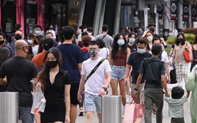 Los singapurenses usan máscaras sanitarias en la calle. (Fotografía: canalnewsasia)