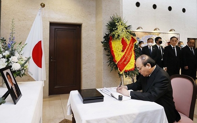 El presidente vietnamita, Nguyen Xuan Phuc, escribe en el libro de condolencias. (Fotografía: VNA)