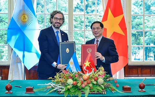 El ministro de Relaciones Exteriores de Vietnam, Bui Thanh Son (D), y el titular de Relaciones Exteriores, Comercio Internacional y Culto de Argentina, Santiago Andrés Cafiero (I). (Fotografía: baoquocte.vn)