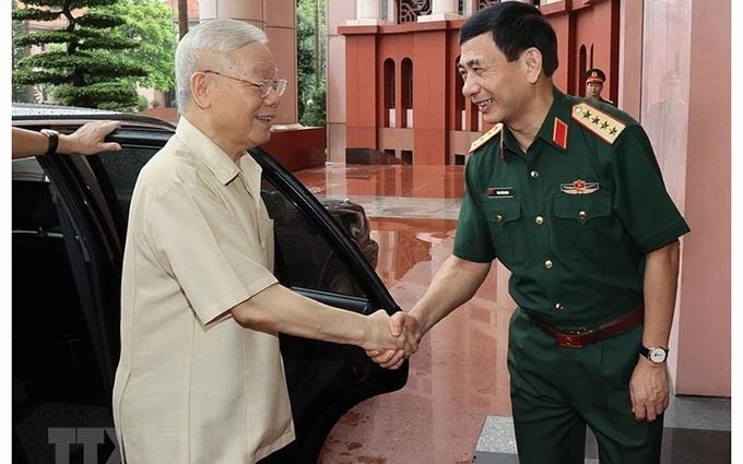 El general Phan Van Giang, miembro del Buró Político, subsecretario de la Comisión Militar Central y ministro de Defensa recibe al secretario general del PCV, Nguyen Phu Trong. (Fotografía: VNA)