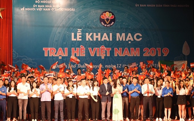 En la ceremonia de apertura del Campamento de Verano Vietnam 2019 en la ciudad de Thai Nguyen, de la provincia homónima. (Fotografía: qdnd.vn)