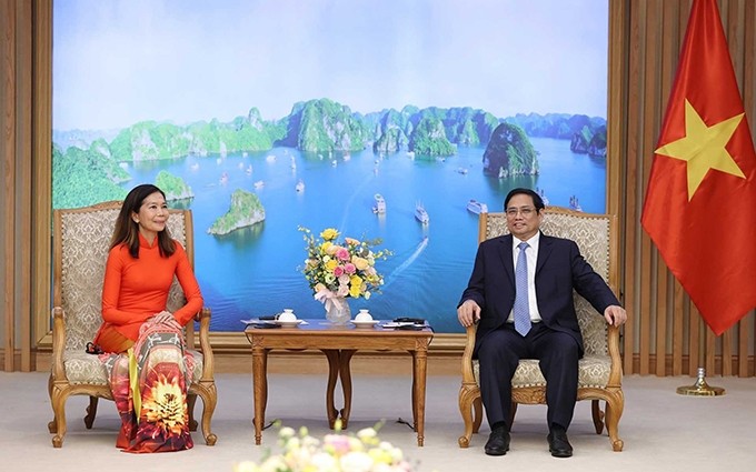 El primer ministro de Vietnam, Pham Minh Chinh, recibe a Pauline Tamesis, coordinadora residente de las Naciones Unidas en Hanói.