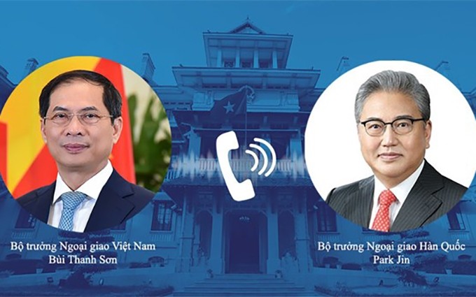 El canciller vietnamita, Bui Thanh Son, sostiene diálogo telefónico con su par surcoreano, Park Jin. (Fotografía: VNA)