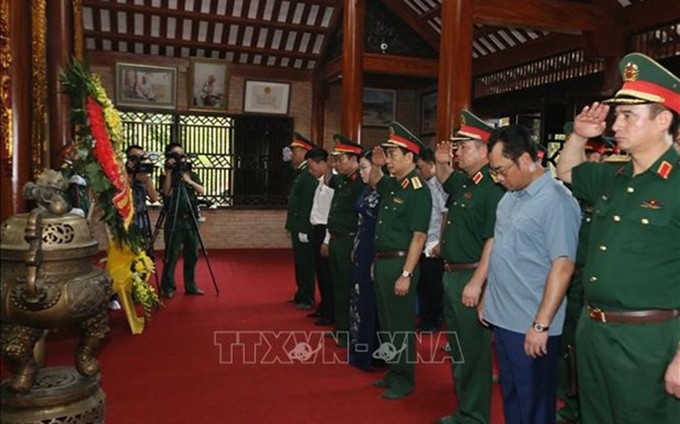 Los oficiales rinden tributo a los mártires en la Zona de Reliquia Nacional de 27 de julio. (Fotografía: VNA) 