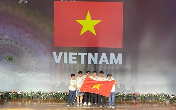 El equipo vietnamita en la Olimpiada Internacional de Matemáticas 2022. (Fotografía: Ministerio de Educación y Formación de Vietnam)