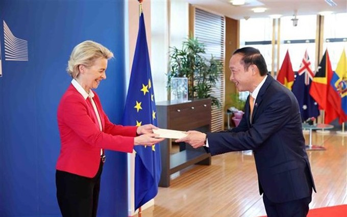 El embajador Nguyen Van Thao, jefe de la misión de Vietnam ante la UE, presenta las cartas credenciales a la presidenta de la Comisión Europea, Ursula Von der Leyen. (Fotografía: VNA)