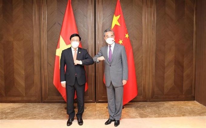 El viceprimer ministro de Vietnam, Pham Binh Minh (izquierda), y el canciller de China, Wang Yi. (Fotografía: VNA)