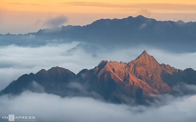 Ta Xua cautiva a todas las amantes de los viajes con su mar de nubes blancas, vagando entre las altas montañas. (Fotografía: vnexpress.net)