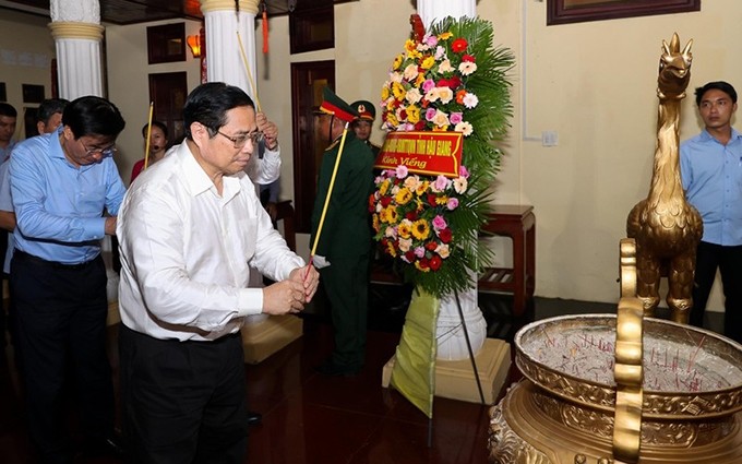 El primer ministro Pham Minh Chinh ofrece incienso en un templo local dedicado al Presidente Ho Chi Minh. (Fotografía: VGP)