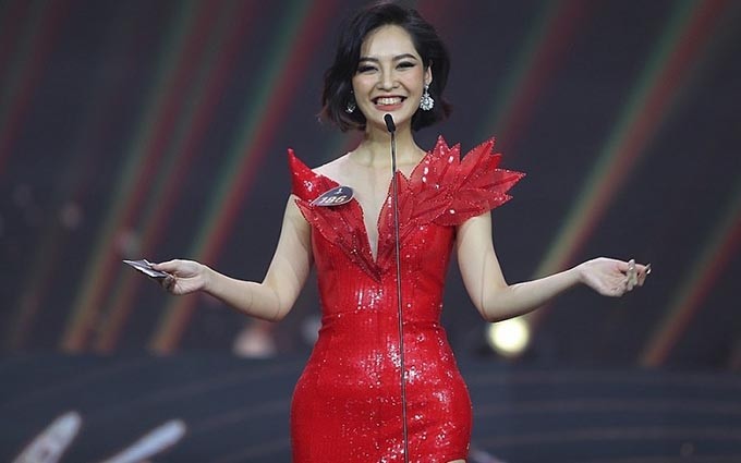 Nong Thuy Hang se corona como Miss Etnia Vietnam 2022. (Fotografía: congthuong.vn)