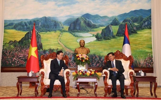 El secretario general del PPRL y presidente de Laos, Thongloun Sisoulith, recibió al miembro del Buró Político y permanente del Secretariado del Comité Central del PCV, Vo Van Thuong. (Fotografía: Nhan Dan)