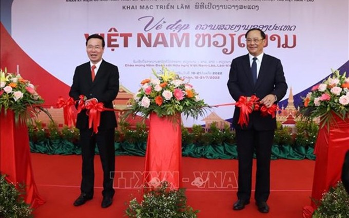Vo Van Thuong, miembro del Buró Político y permanente del Secretariado del Comité Central del Partido Comunista de Vietnam, y Sonexay Siphandone, viceprimer ministro de Laos, cortan la cinta para inaugurar la exposición. (Fotografía: VNA)