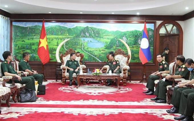 El viceministro de Defensa de Vietnam Hoang Xuan Chien y Chansamone Chanyalath, vicepremier y ministro de Defensa de Laos en el encuentro. (Fotografía: VNA)