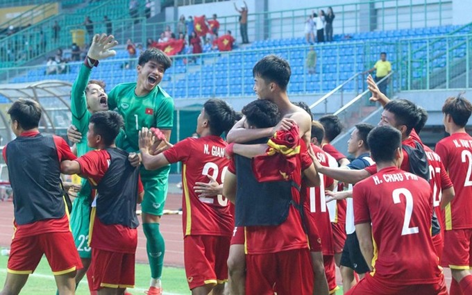Los jugadores vietnamitas celebran su victoria ante Tailandia. (Fotografía: Federación de Fútbol de Vietnam)