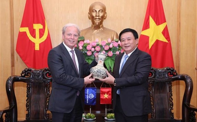 El director de la Academia Nacional de Política Ho Chi Minh de Vietnam, Nguyen Xuan Thang, y el director gerente de operaciones del Banco Mundial, Axel Van Trotsenburg. (Fotografía: VNA)