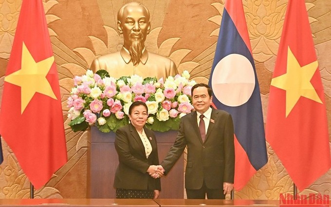 El vicepresidente permanente de la Asamblea Nacional de Vietnam, Tran Thanh Man, y su homóloga laosiana, Sounthon Xayachak. (Fotografía: Nhan Dan)