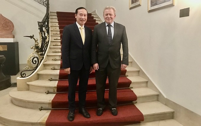 El embajador Nguyen Van Thao (izquierda) y Janusz Wojciechowski, alto comisionado para la Agricultura de la Comisión Europea. (Fotografía: baoquocte.vn)