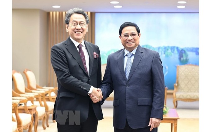 El primer ministro Pham Minh Chinh (derecha) y el presidente de Consejo Administrativo del Banco de Cooperación Internacional de Japón (JBIC), Maeda Tadashi. (Fotografía: VNA) 