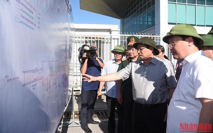 El dirigente visita el aeropuerto de Vinh, en la homónima ciudad cabecera de Nghe An. (Fotografía: Nhan Dan)