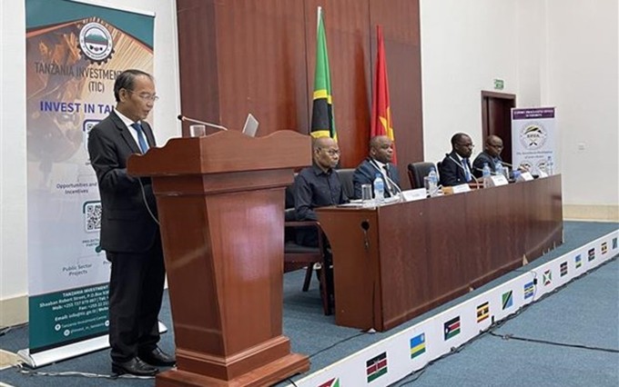 El embajador vietnamita acreditado en Tanzania, Nguyen Nam Tien, interviene en la cita. (Fotografía: VNA)