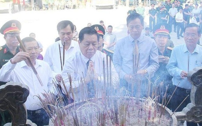 Nguyen Trong Nghia, jefe de la Comisión de Comunicación y Educación del Comité Central del Partido Comunista de Vietnam ofrece incienso en el Cementerio Nacional de Mártires de Truong Son. (Fotografía: Nhan Dan)