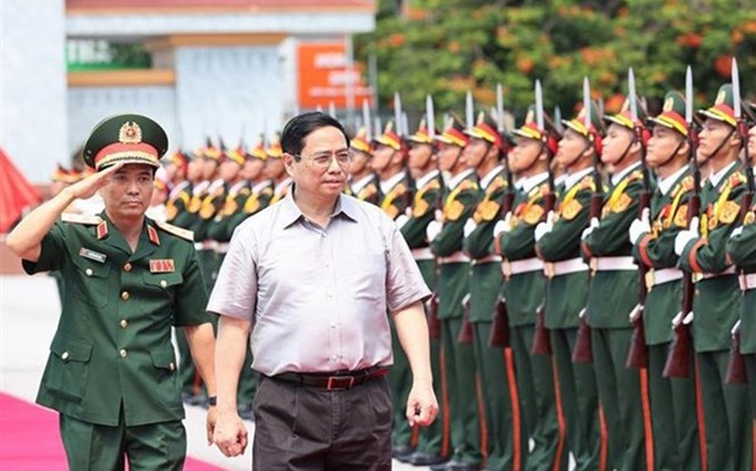 El primer ministro vietnamita, Pham Minh Chinh, realiza una visita en la Región Militar 4. (Fotografía: VNA)