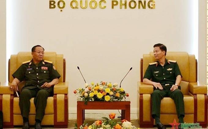 El subjefe del Estado Mayor General del Ejército Popular de Vietnam, Nguyen Trong Binh, y Keosouvan Inthavongsa, director de la Academia de Defensa Kaysone Phomvihane de Laos. (Fotografía: qdnd.vn)