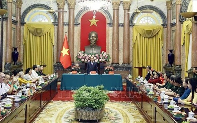 El presidente Nguyen Xuan Phuc interviene en la reunión. (Fotografía: VNA)