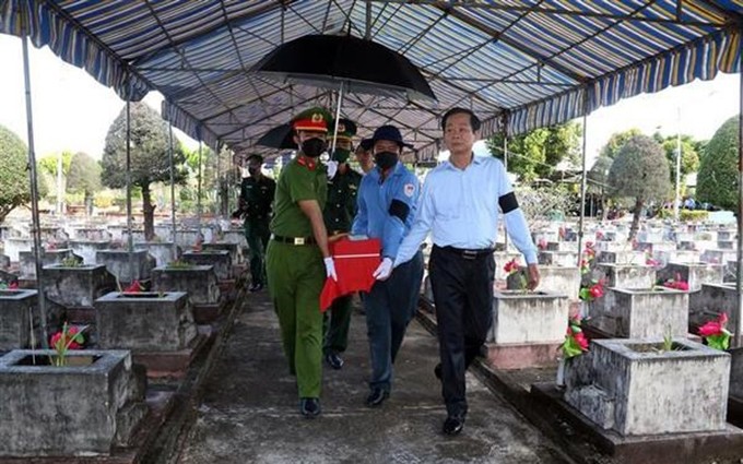 Celebran en Kien Giang un acto de inhumación de restos de combatientes voluntarios de Vietnam fallecidos en Camboya. (Fotografía: VNA)