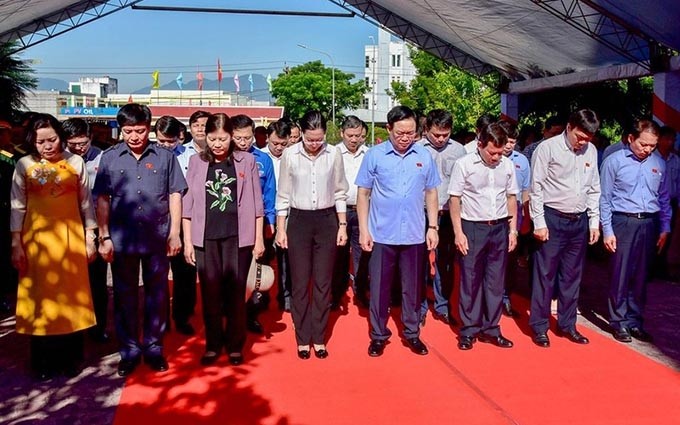 Presidente del Parlamento de Vietnam rinde tributo a mártires del país.  (Fotografía: Nhan Dan)