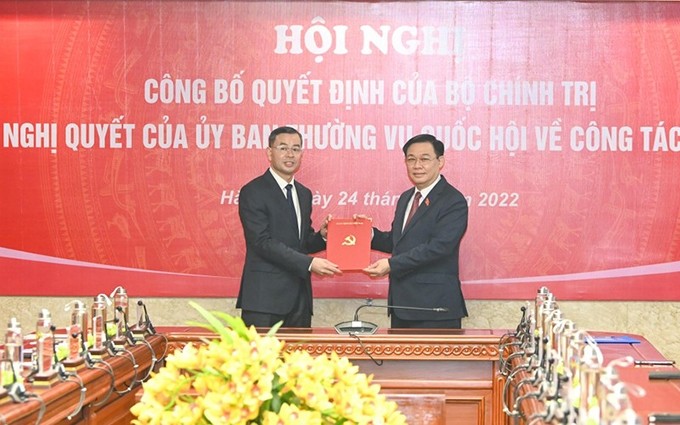 El presidente de la Asamblea Nacional de Vietnam, Vuong Dinh Hue (derecha), en el acto. (Fotografía: Nhan Dan)