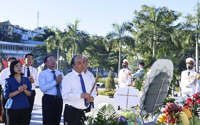 Presidente Nguyen Xuan Phuc rinde homenaje a los héroes y mártires en Quang Ninh (Fotografía: VNA)