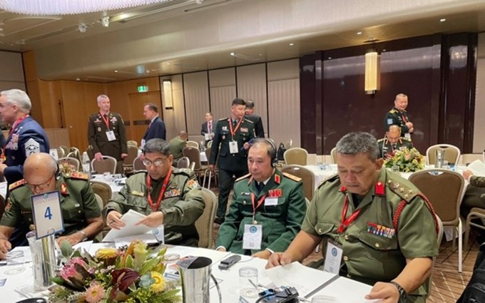 El teniente general Phung Si Tan (segundo desde la derecha), subjefe del Estado Mayor General del Ejército Popular de Vietnam, en la reunión. (Fotografía: qdnd.vn)