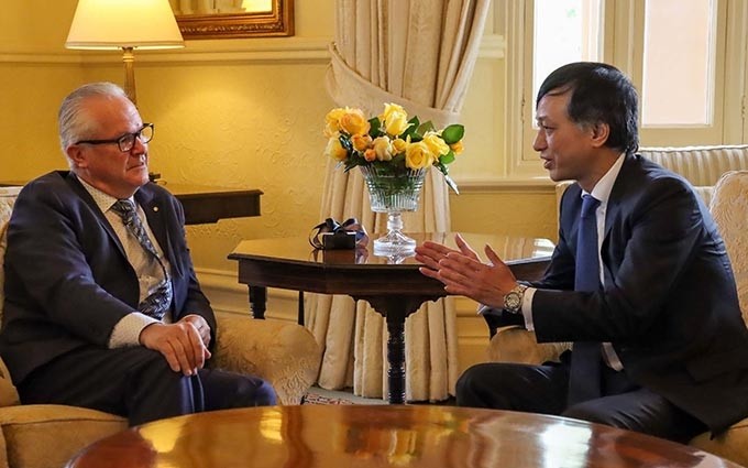 El embajador vietnamita en Australia, Nguyen Tat Thanh, y el gobernador Christopher Dawsin. (Fotografía: VNA)