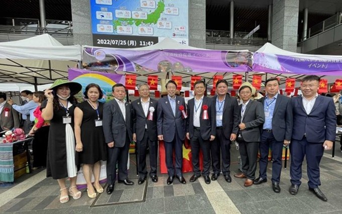 El cónsul general de Vietnam en Fukuoka, Vu Binh (cuarto, desde la izquierda), y delegados en un stand en la feria. (Fotografía: VNA)