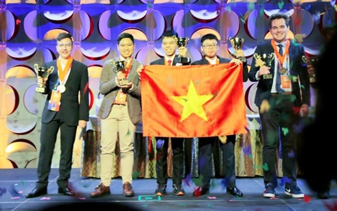 Estudiantes vietnamitas en el acto de entrega de premios. (Fotografía: Hanoimoi.com.vn)