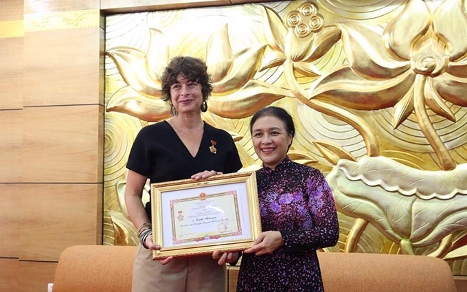 La presidenta de la Unión de Organizaciones de Amistad de Vietnam, Nguyen Phuong Nga y la embajadora holandesa en Hanói, Elsbeth Akkerman. (Fotografía: thoidai.com.vn)