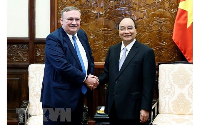 El presidente Nguyen Xuan Phuc (derecha) y el embajador húngaro, Ory Csaba. (Fotografía: VNA)